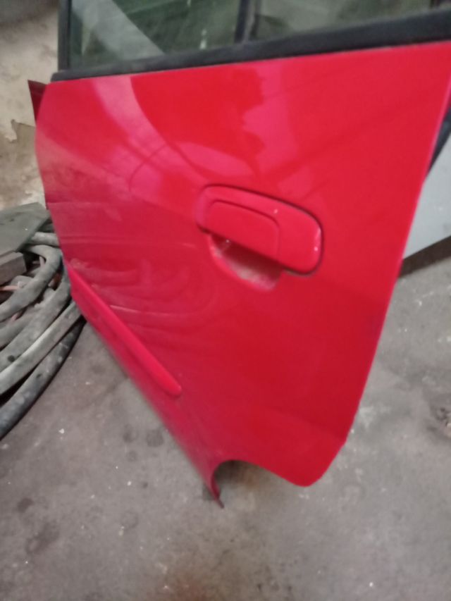 Puerta trasera mazda premacy