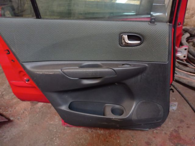 Puerta trasera mazda premacy