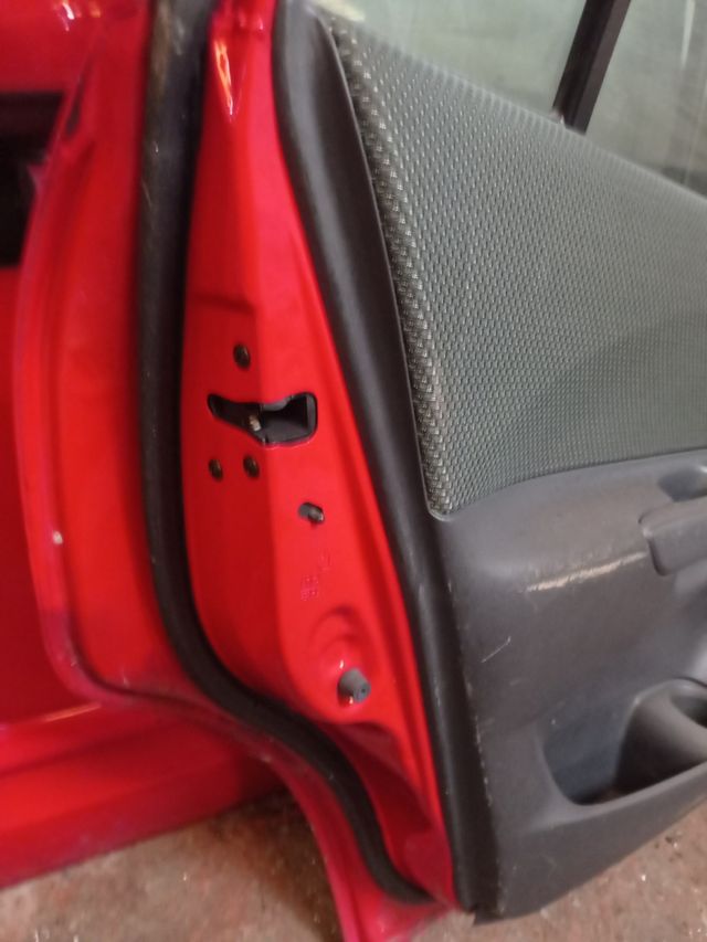 Puerta trasera mazda premacy