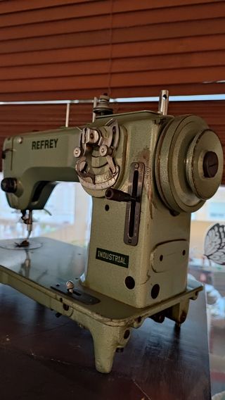 MAQUINA DE COSER ANTIGUA