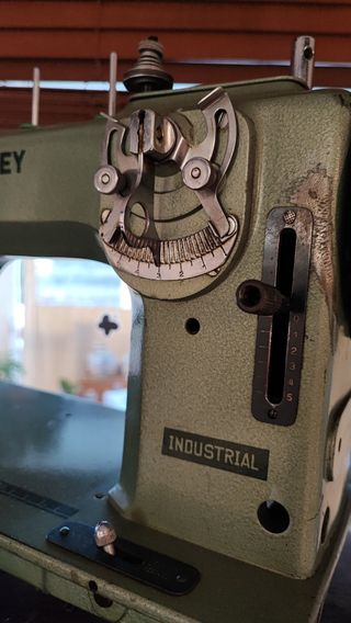 MAQUINA DE COSER ANTIGUA