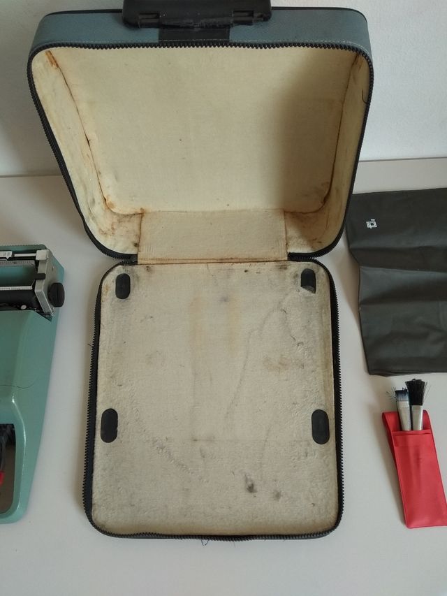 Máquina de escribir Olivetti lettera 32.