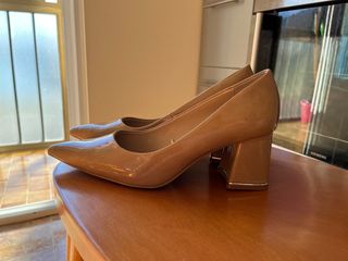 Zapatos beige charol Zara