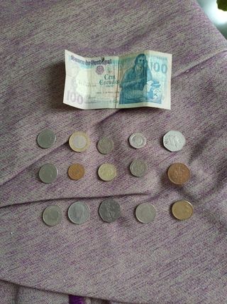 Monedas antiguas y un billete