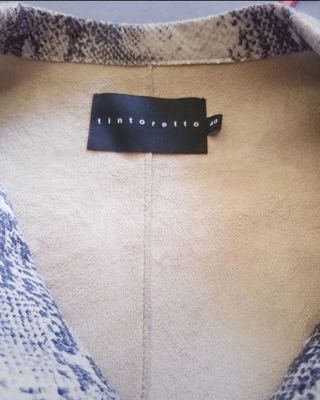 Abrigo de entretiempo beig estampado serpiente