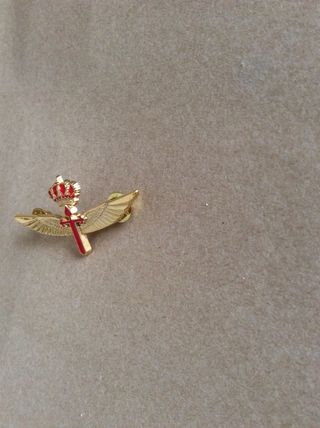 Insignia Militar capada en oro y esmalte