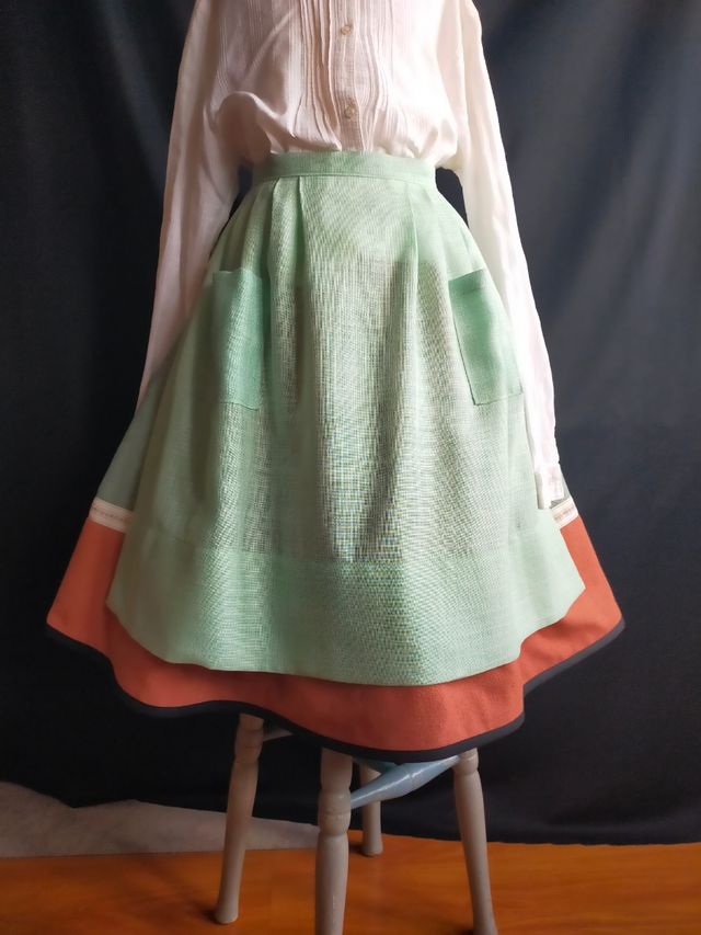 falda y delantal. 7-9