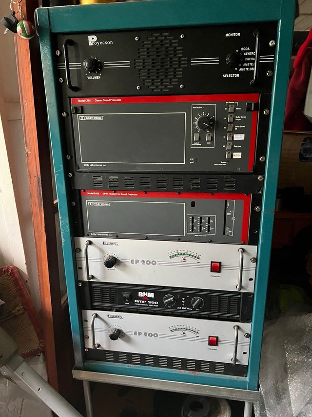 rack para cine Proyecson