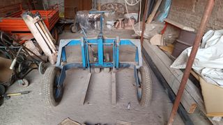 Transpaleta de obra con ruedas neumáticas grandes
