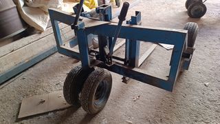 Transpaleta de obra con ruedas neumáticas grandes