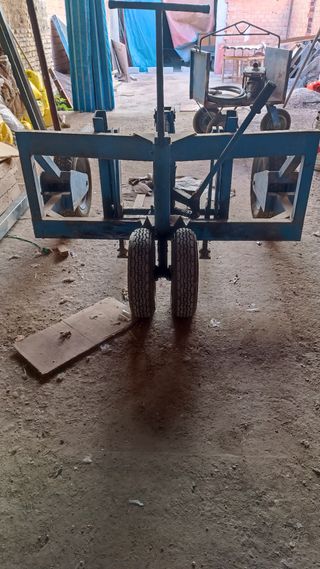Transpaleta de obra con ruedas neumáticas grandes