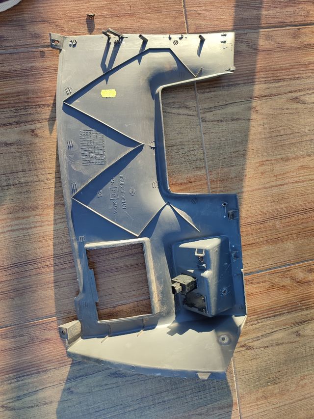 Pasta debajo del volante Nissan terrano