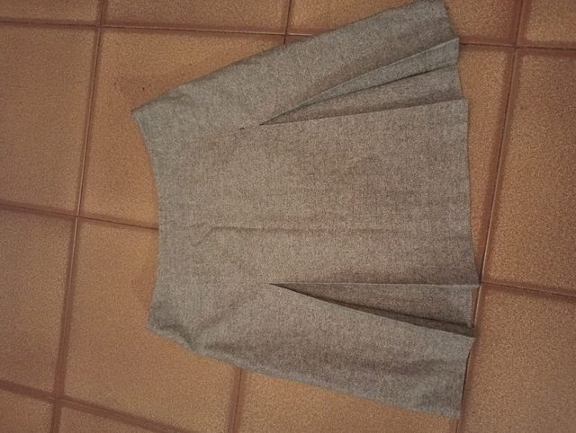 Gonna beige con pieghe