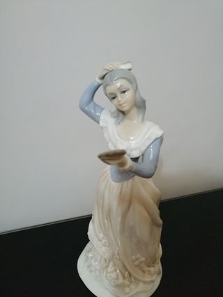Figura de porcelana TENGRA