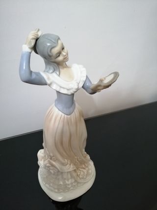 Figura de porcelana TENGRA