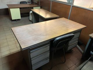 Escritorios de oficina antiguos años 70