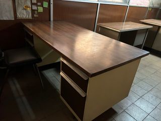 Escritorios de oficina antiguos años 70