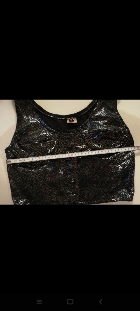 Top luccicante corto con bottoni