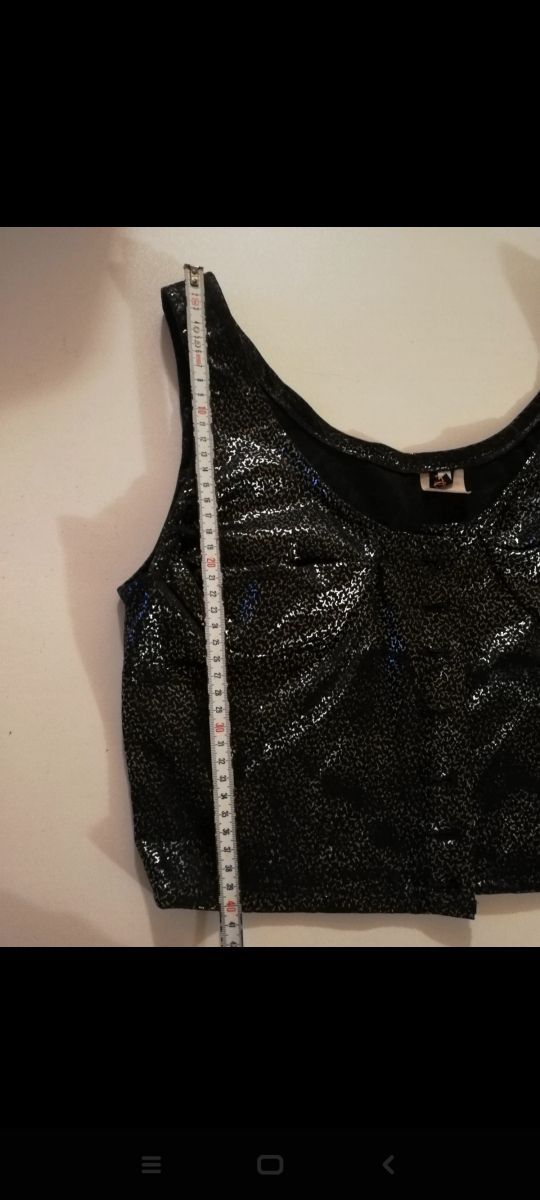 Top luccicante corto con bottoni