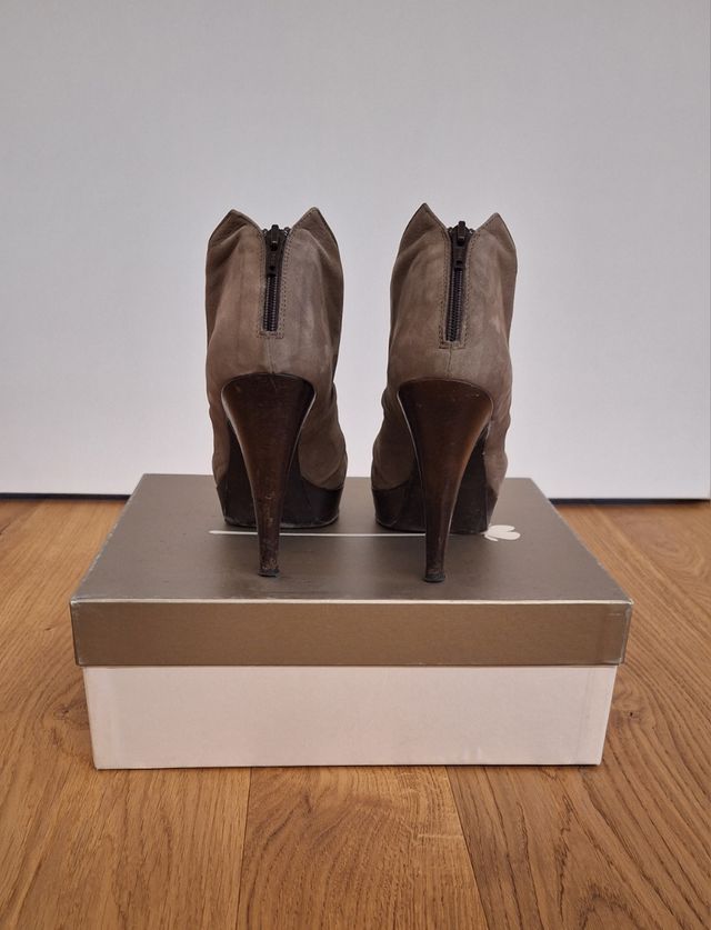 Stivaletti con tacco n. 35