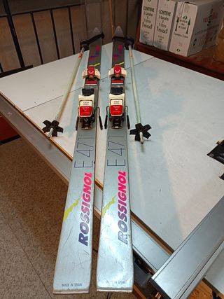 Esquís Rossignol E471 y bastones de esquí.