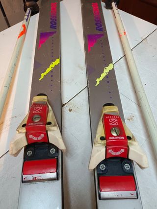 Esquís Rossignol E471 y bastones de esquí.