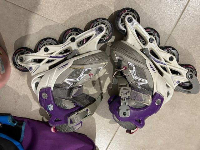 Patines línea 32-35, protecciones, casco y bolso