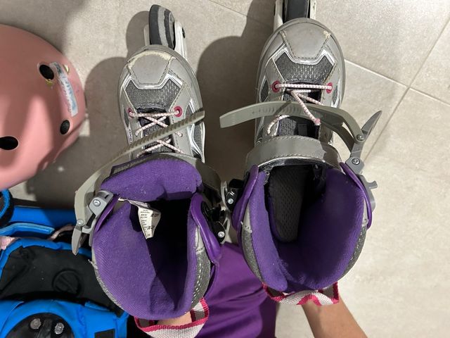 Patines línea 32-35, protecciones, casco y bolso