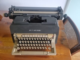 Máquina de escribir olivetti línea 98