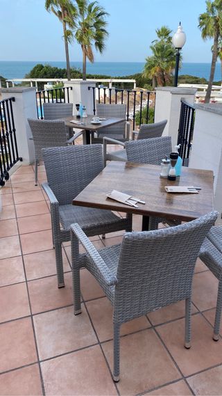 135 Sillas de ratán color gris