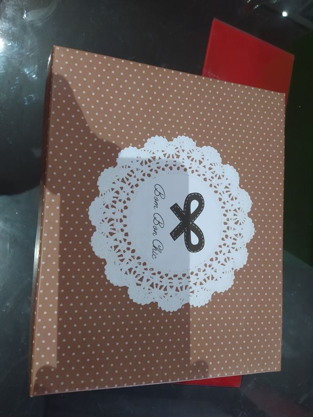 Sandalias de tacón alto.