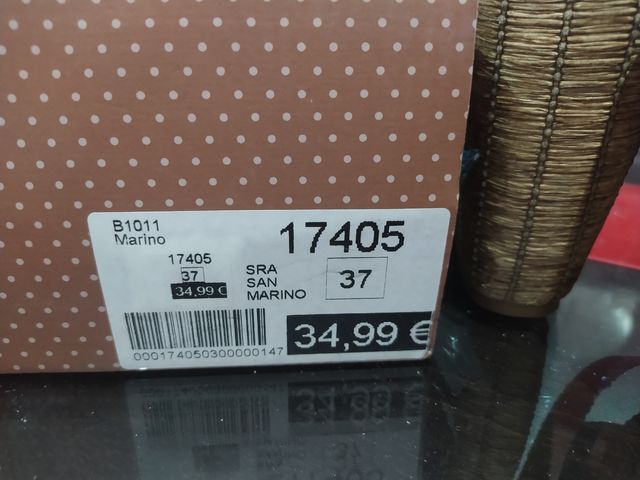 Sandalias de tacón alto.