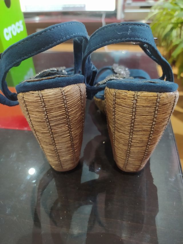 Sandalias de tacón alto.