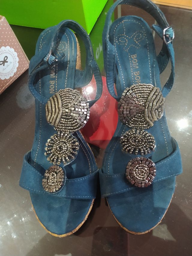 Sandalias de tacón alto.