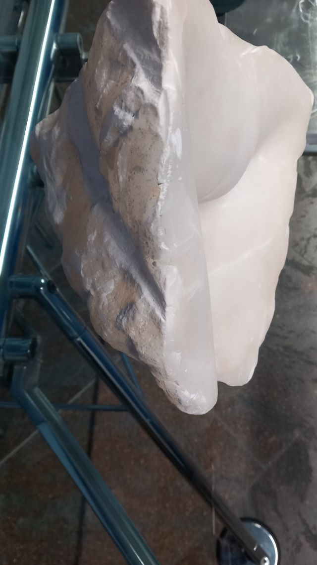 Scultura  in blocco  di marmoreo