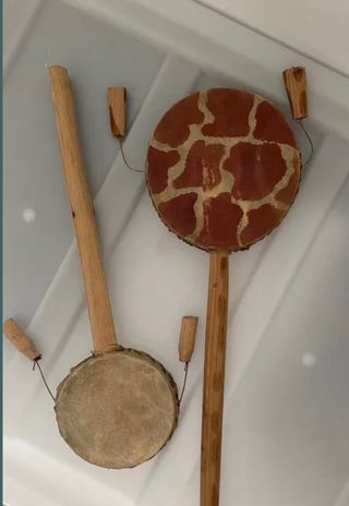 Tamboretes em madeira e pele