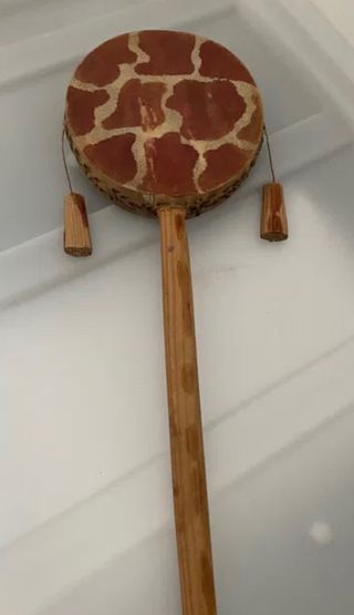 Tamboretes em madeira e pele