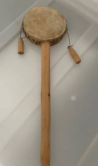 Tamboretes em madeira e pele