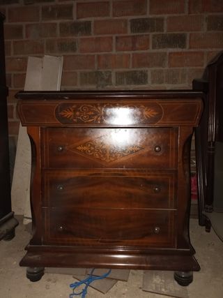 Cómoda con marquetería