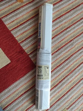 Regleta fluorescente bajo mueble cocina