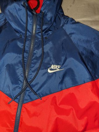 Chaqueta Nike roja y azul