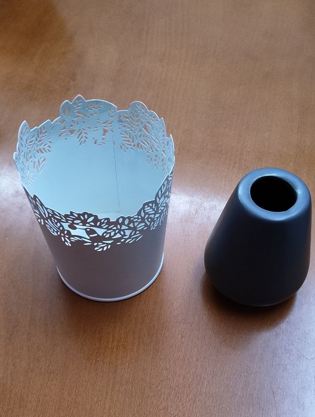 Macetero y Florero en metal y porcelana