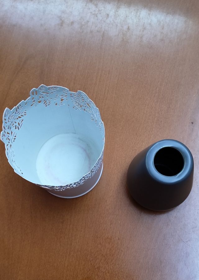 Macetero y Florero en metal y porcelana