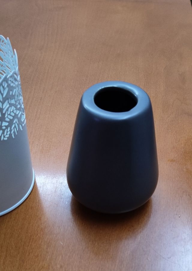 Macetero y Florero en metal y porcelana