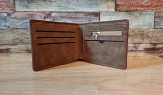 Cartera de caballero en color marrón. Nueva.