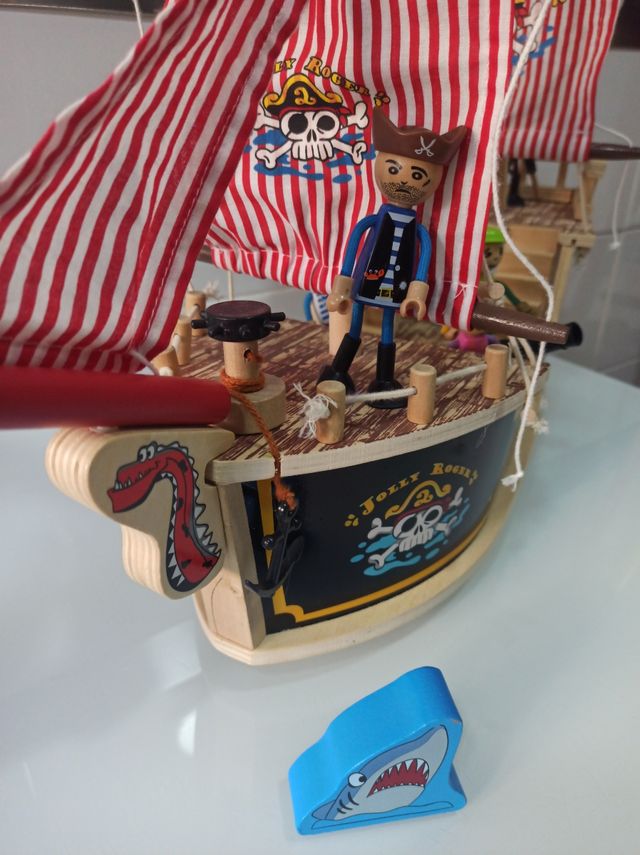 Barco pirata de madera