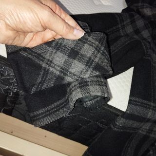 Chaquetón negro con cuadros grises