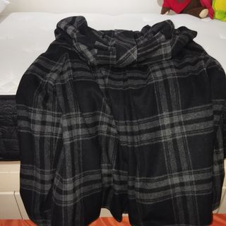 Chaquetón negro con cuadros grises