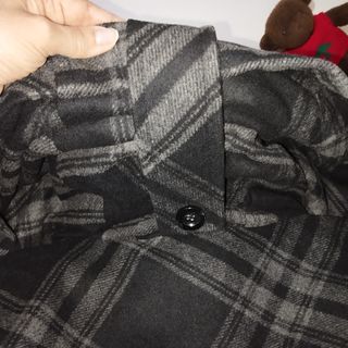 Chaquetón negro con cuadros grises