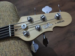 Bajo eléctrico G&L Tribute L2500 RW